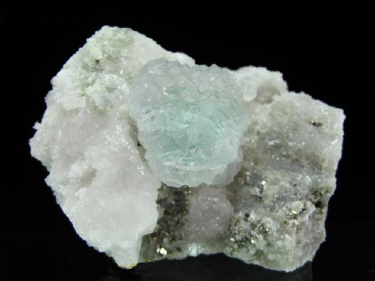 fluorite_peru2.jpg (64008 bytes)